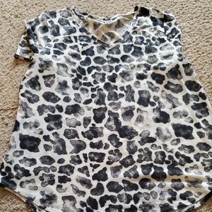 (CH) NWOT LuLaRoe Black and White Leopard Print Short Sleeve Top